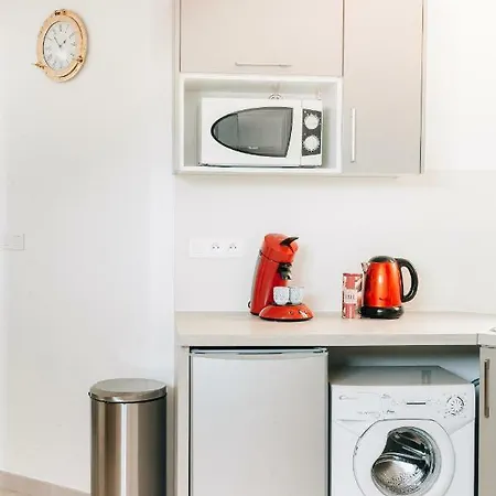 Adorable In Downtown Apartment *